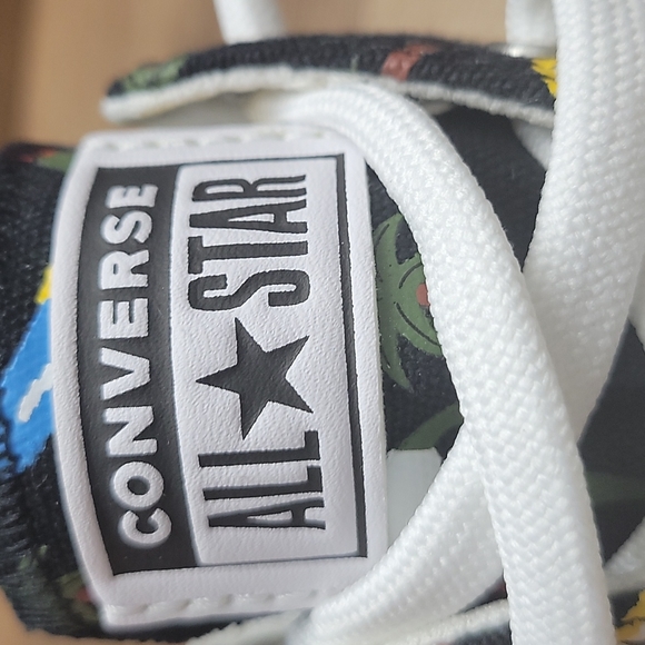 Converse Brand new in the box size junior 4=size women's 6. - Picture 12 of 15